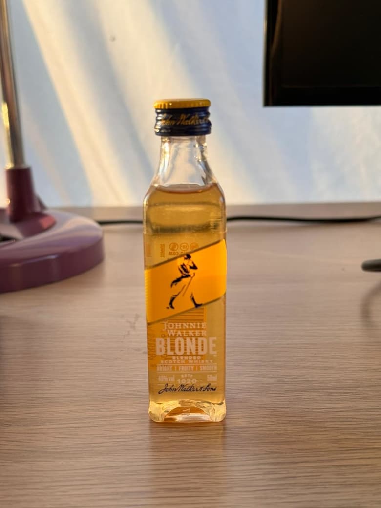 Miniatura Johnnie Walker Blonde_1