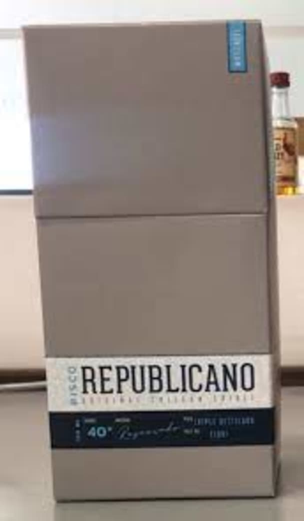 Pisco Republicano Moscatel Triple Destilado 750cc 40º alc. + Estuche_1